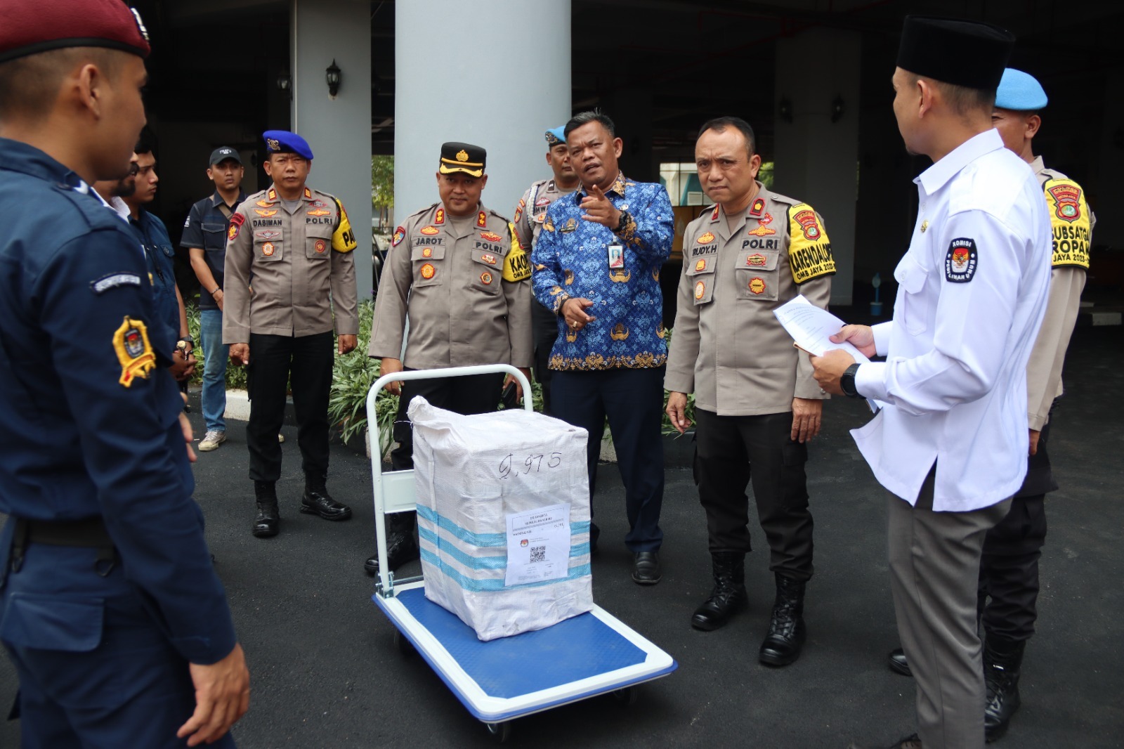 kapolres-kepulauan-seribu-pantau-pengamanan-logistik-pemilu-tahap-i-di-kpu-kepulauan-seribu