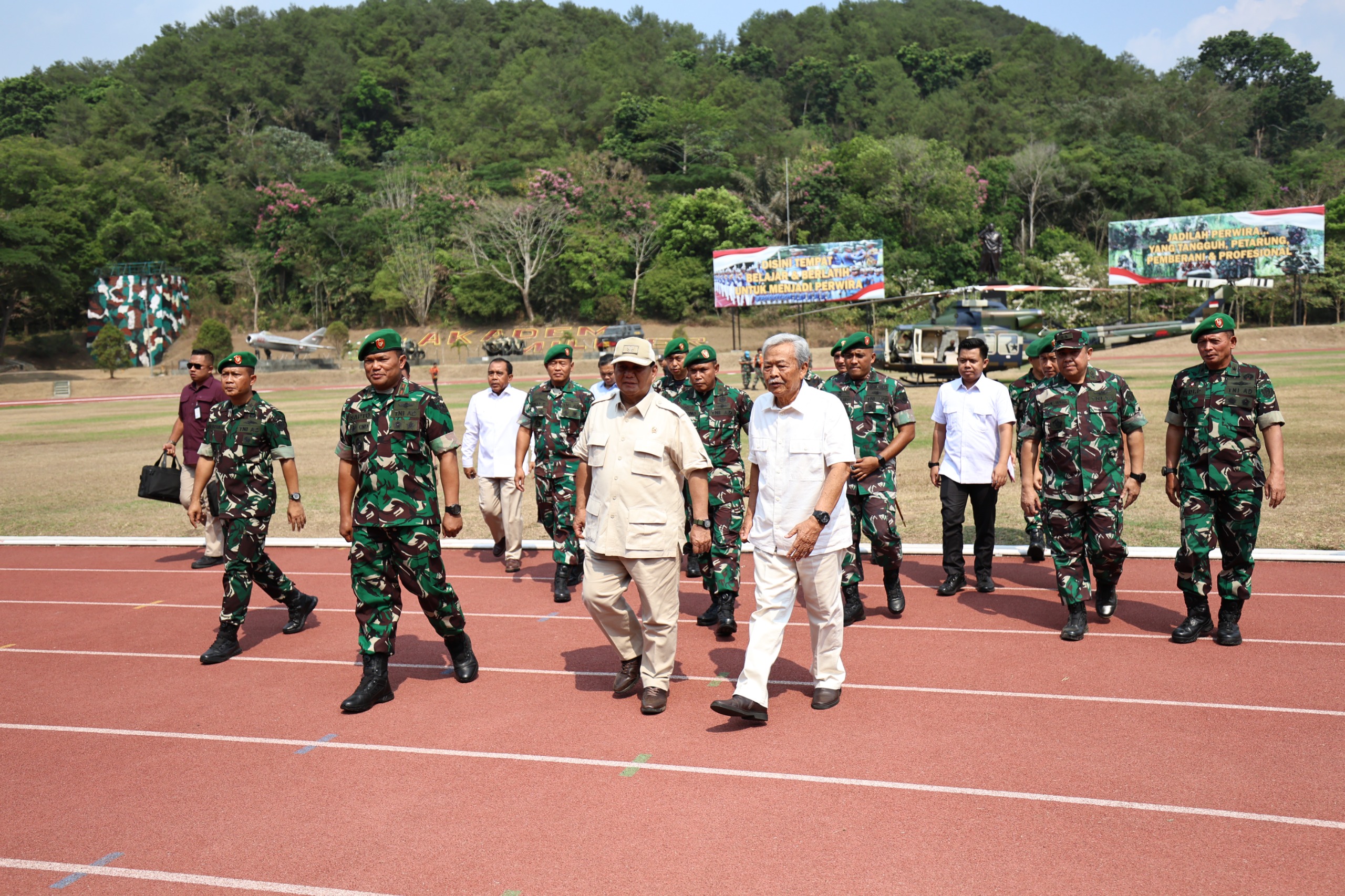 tinjau-pembangunan-gedung-akmil,-prabowo-sapa-pekerja-proyek:-terima-kasih,-kerjanya-bagus