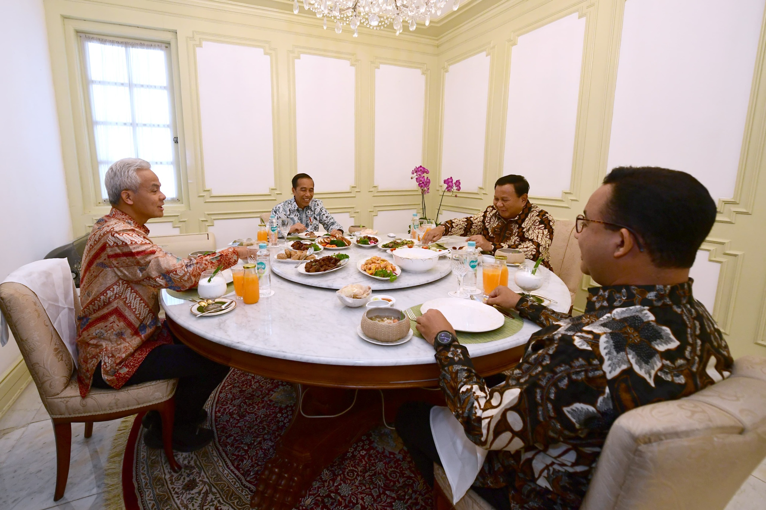 prabowo-beberkan-makan-siang-yang-disantap-bareng-jokowi-dan-bacapres-lainnya,-soto-plus-lontong