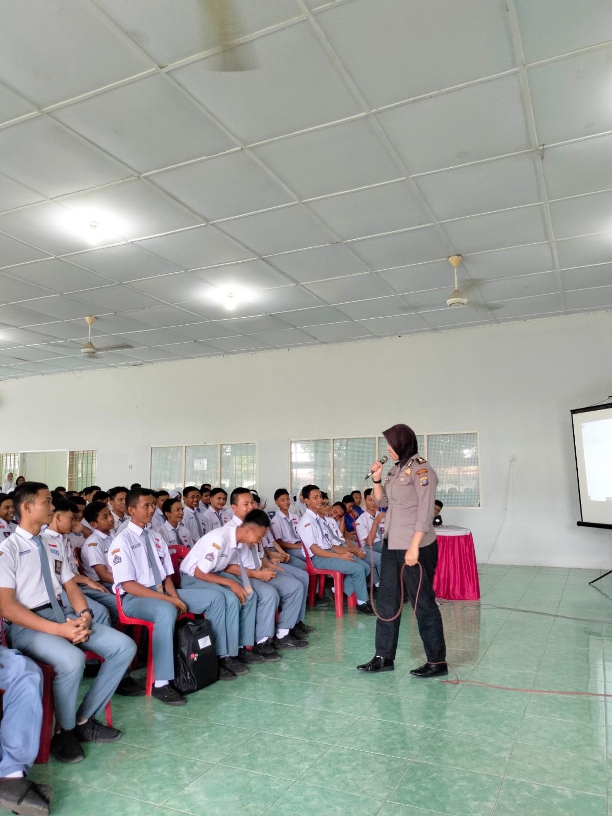 cegah-kenakalan-remaja,-binmas-polrestabes-medan-penyuluhan-di-smk-negeri-i-percut-sei-tuan