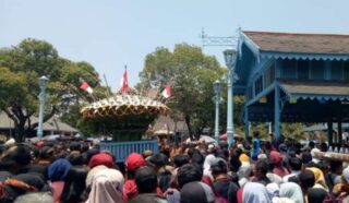 Keraton Surakarta Menggelar Grebeg Maulud