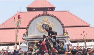 Ratusan Warga Antusias Berebut Gunungan Grebeg Maulud Keraton Yogyakarta