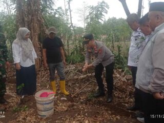 Cegah Perubahan Iklim, Polsek Nagreg Lakukan Penanaman Pohon di Desa Nagreg Kendan