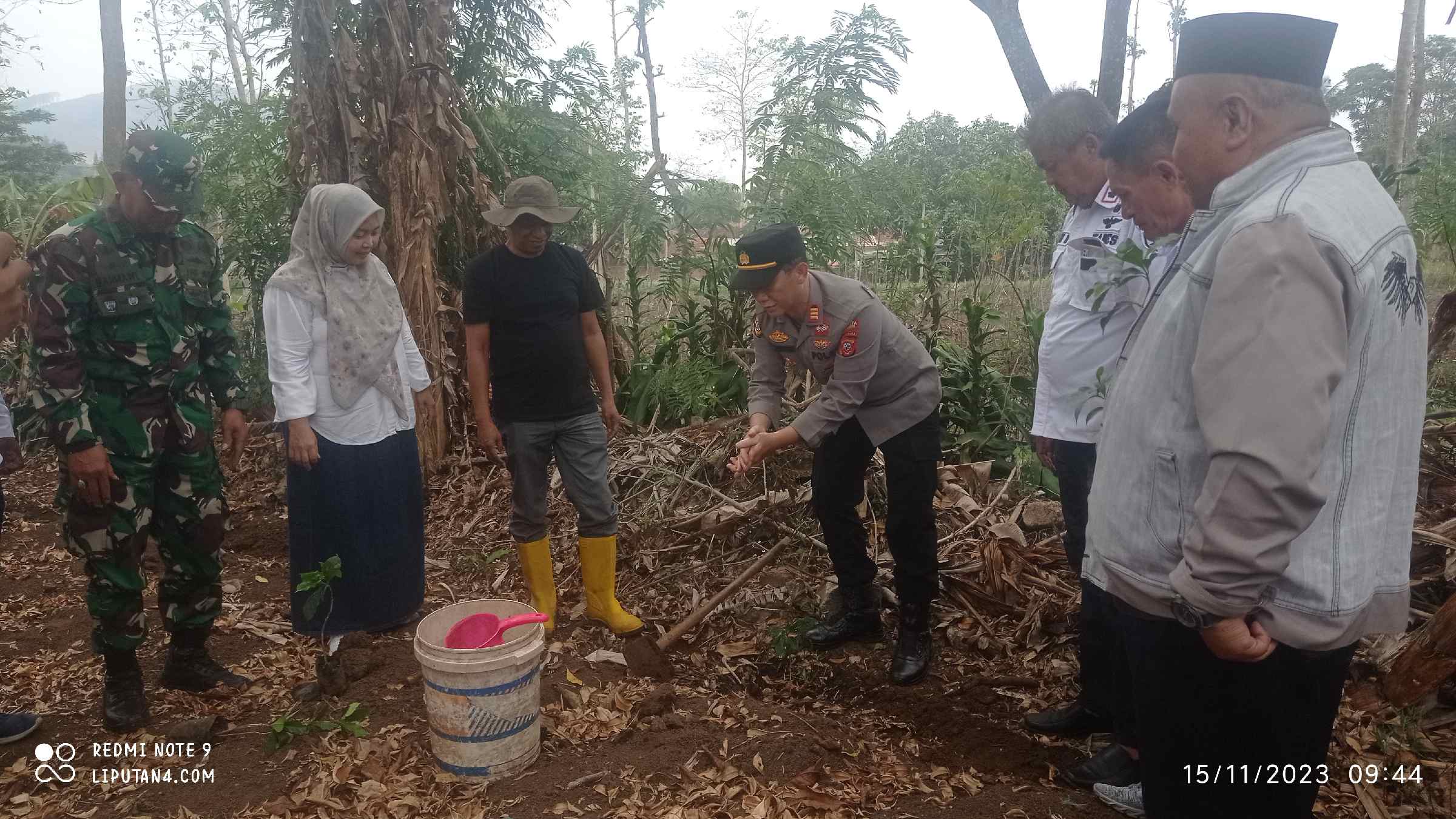 cegah-perubahan-iklim,-polsek-nagreg-lakukan-penanaman-pohon-di-desa-nagreg-kendan