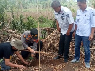 peningkatan-kualitas-lingkungan,-polsek-nagreg-tanam-bibit-pohon-di-desa-nagreg-kendan