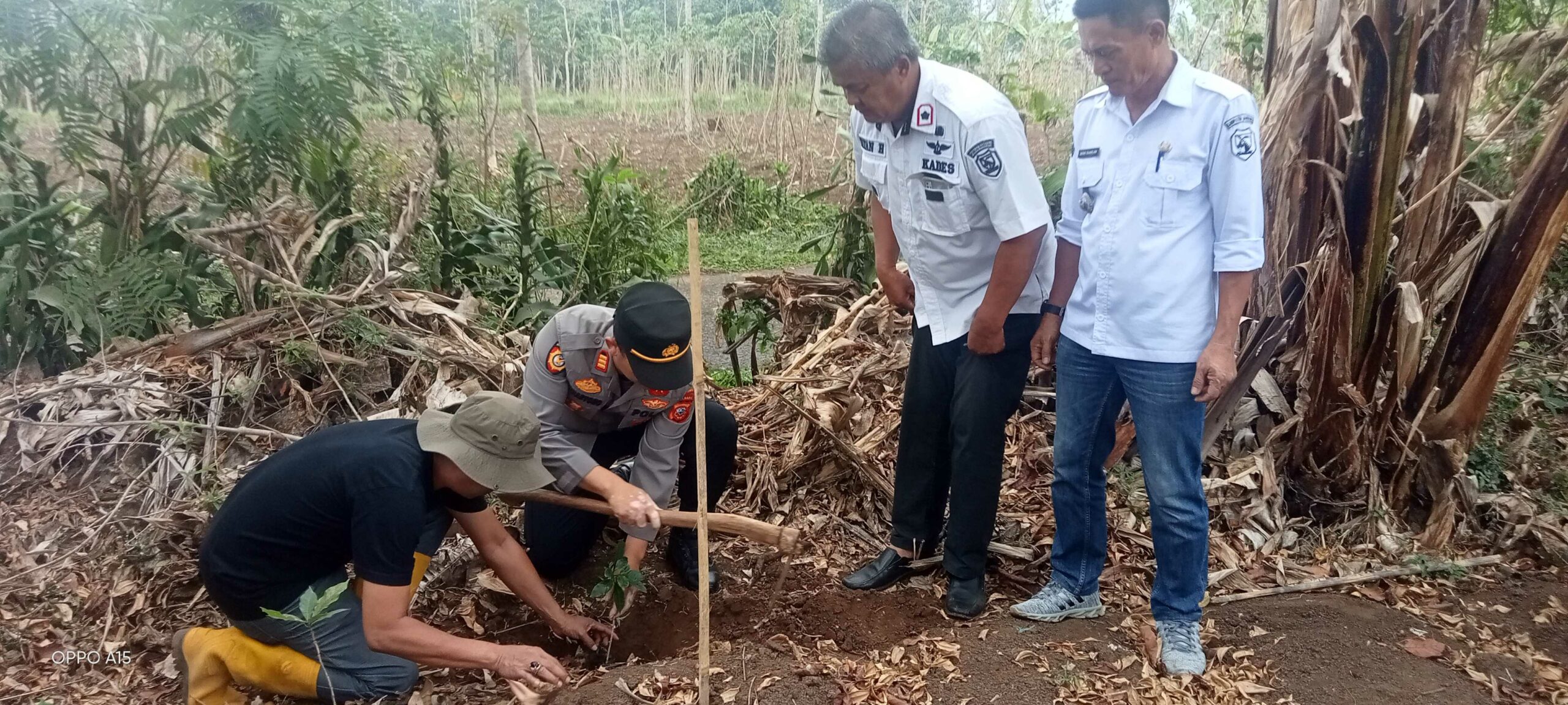 peningkatan-kualitas-lingkungan,-polsek-nagreg-tanam-bibit-pohon-di-desa-nagreg-kendan