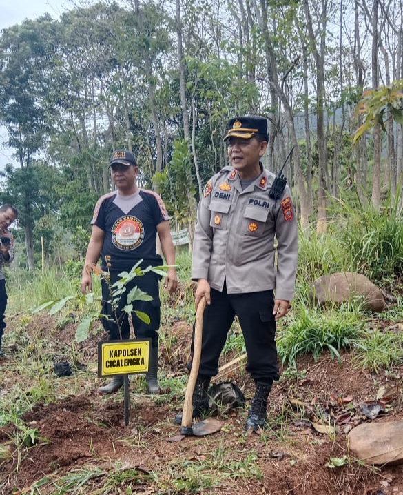 giat-penanaman-pohon-polri,-polsek-cicalengka-tanam-100-pohon-tanaman-keras-di-taman-kehati