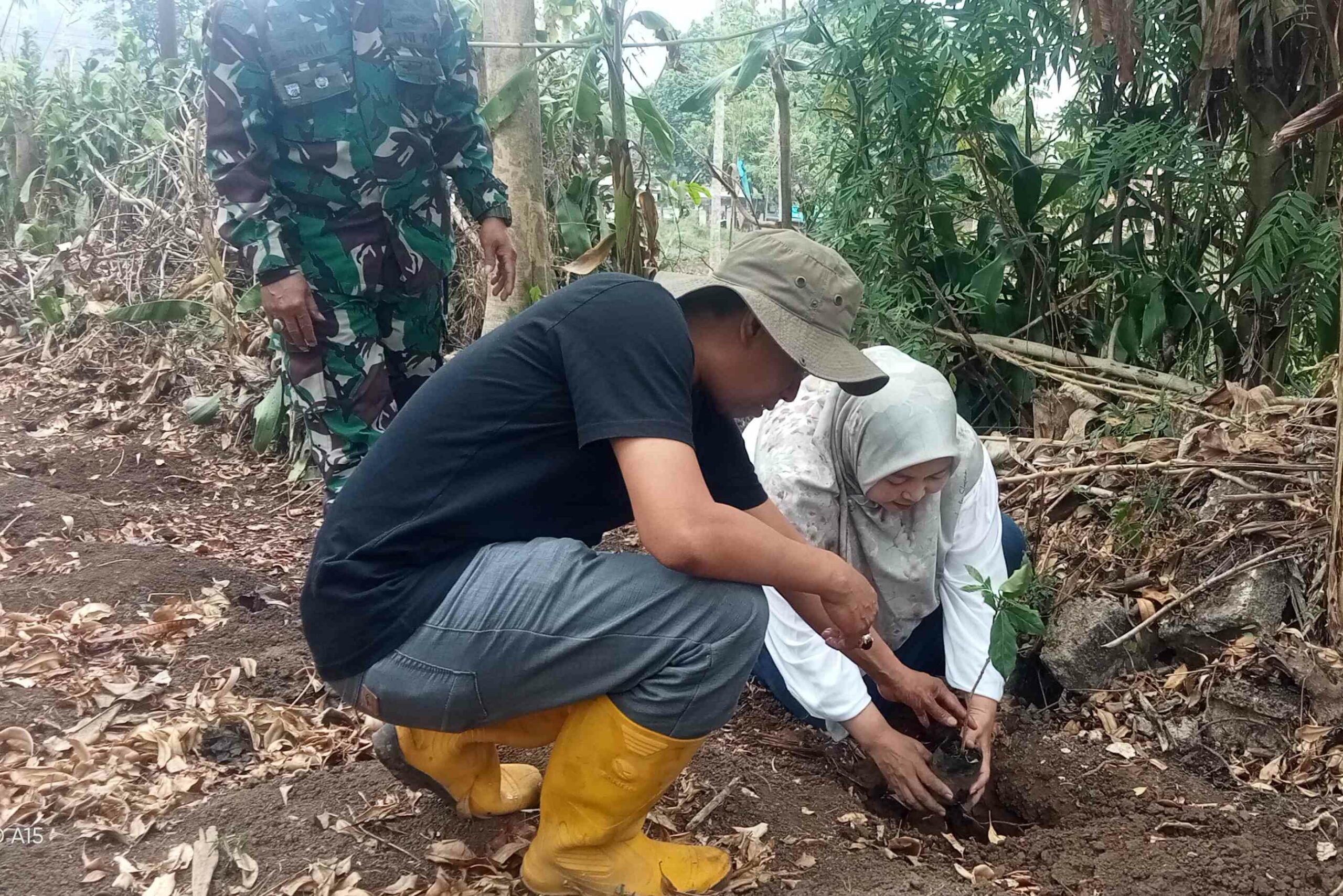 kepala-desa-ganjarsabar-apresiasi-gerakan-penanaman-10-juta-pohon-bersama-polri