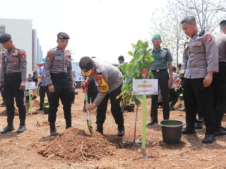 Polda Sulsel Gelar Penananam 10 Juta Pohon