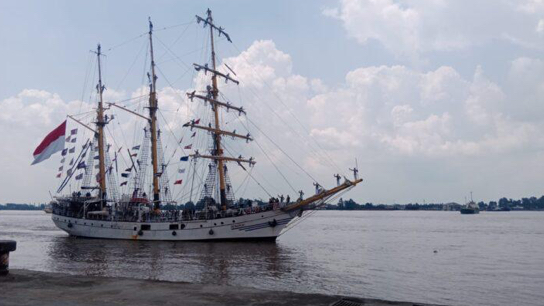 kapal-kri-dewaruci-tiba-dipelabuhan-trisakti-banjarmasin