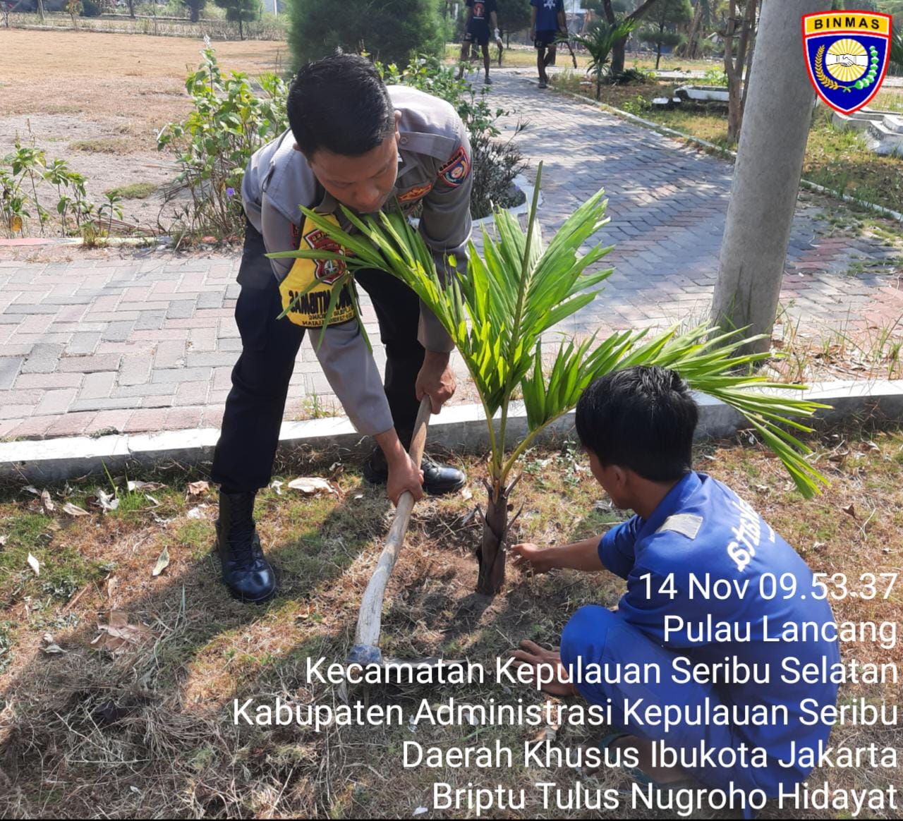 polsek-kepulauan-seribu-selatan-bersama-warga-tanam-bibit-pohon-untuk-reduksi-polusi-udara