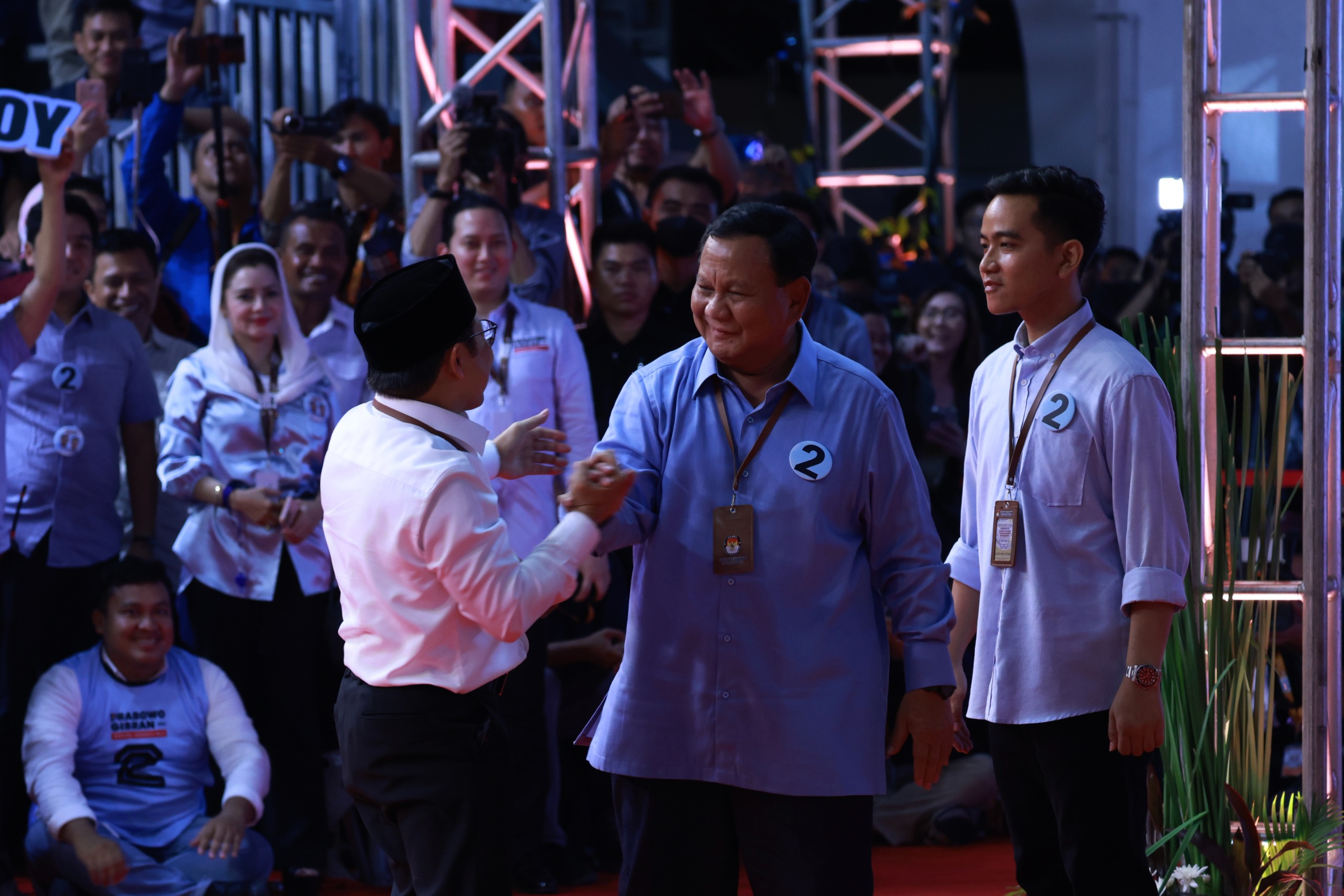 prabowo-gibran-saling-tos-dengan-anies-imin-dan-joget-usai-pidato-di-kpu