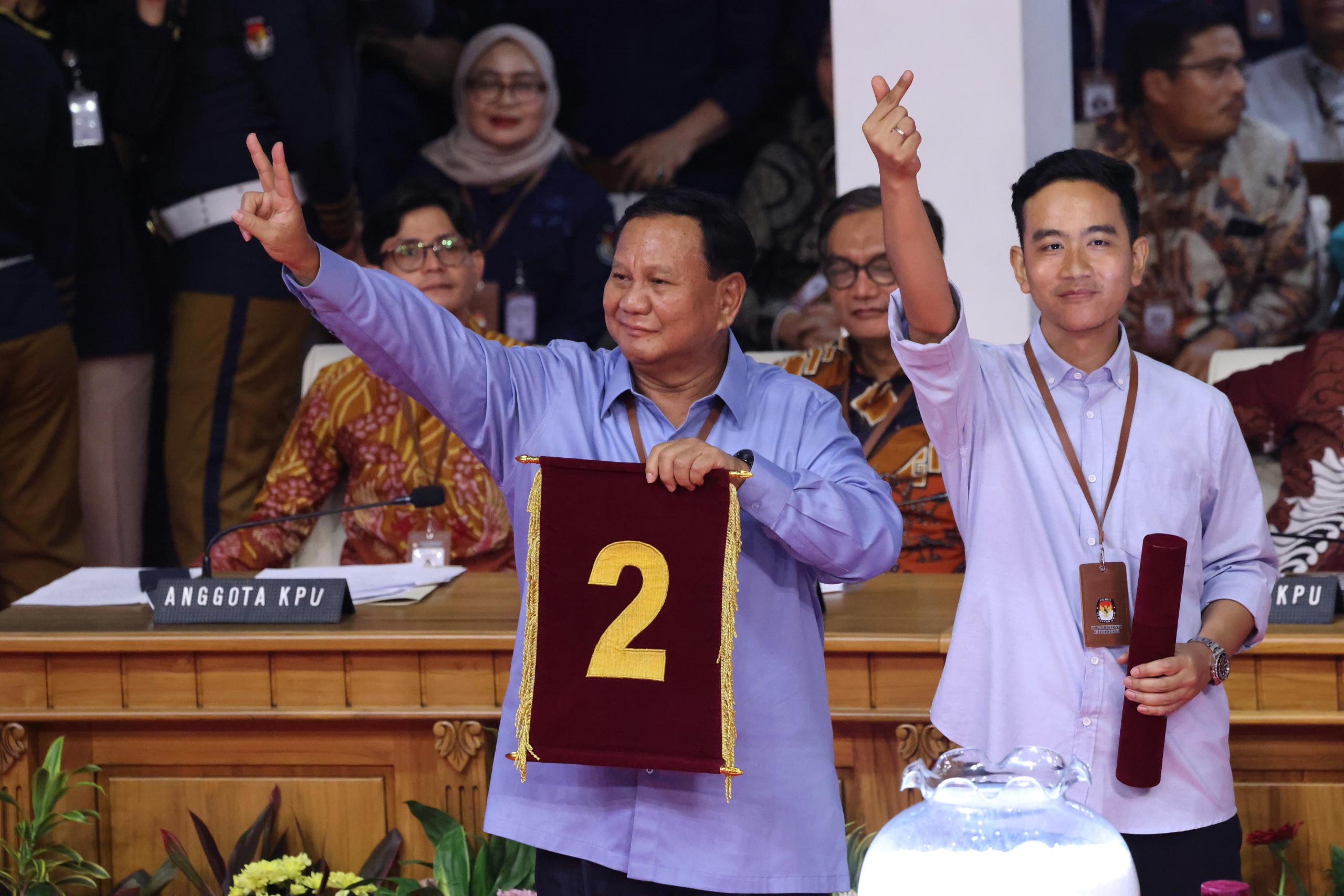 dapat-nomor-urut-2,-prabowo-gibran-angkat-tangan-simbol-jari-peace-dan-finger-heart