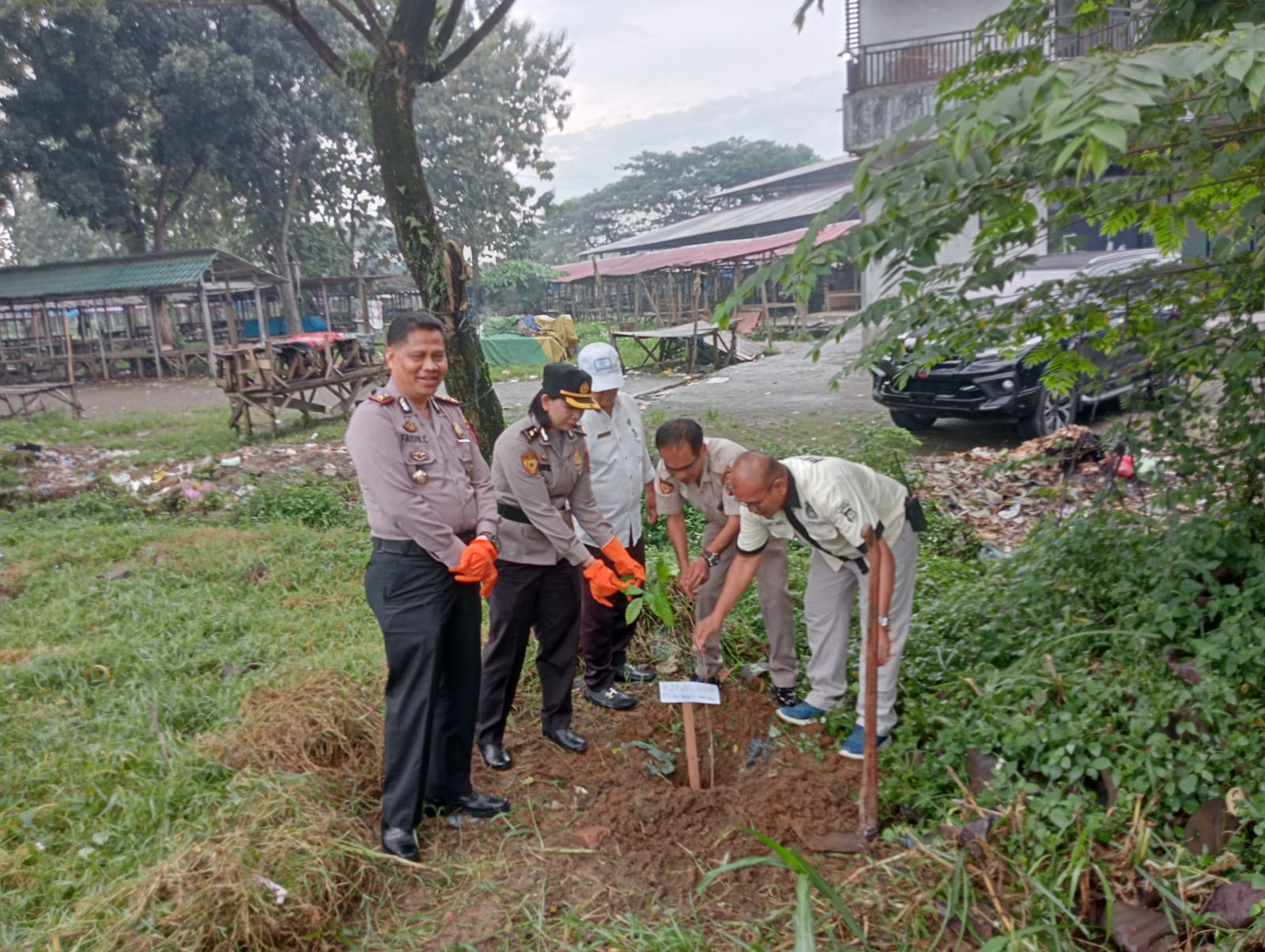 polrestabes-medan-dan-polsek-patumbak-gerakan-tanam-10-juta-pohon