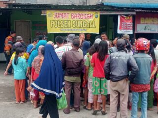 Polsek Sunggal Laksanakan Jumat Barokah Bagikan Bingkisan