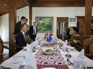 prabowo-sambut-hangat-menhan-australia-di-hambalang,-perkuat-kemitraan-pertahanan