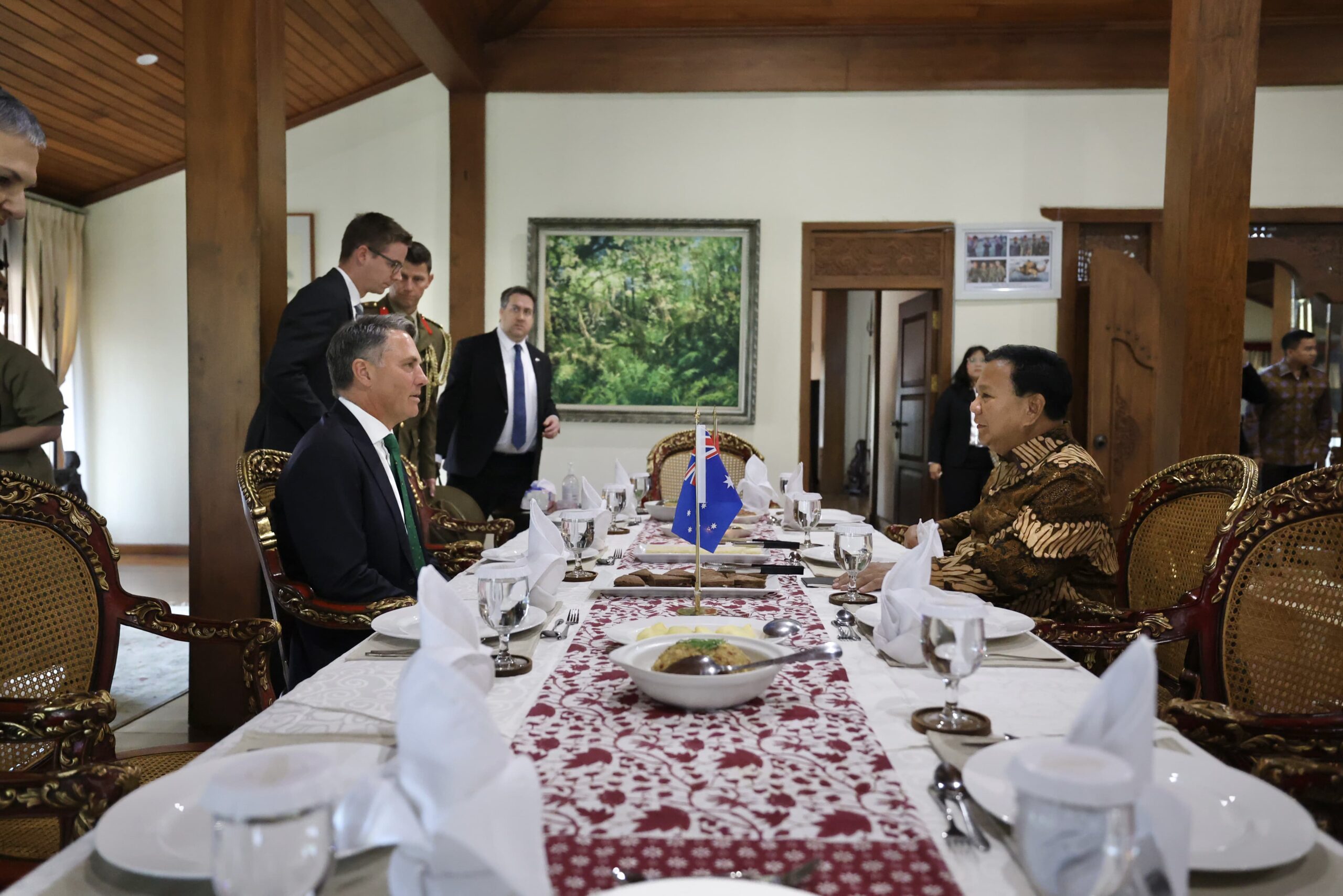 prabowo-sambut-hangat-menhan-australia-di-hambalang,-perkuat-kemitraan-pertahanan