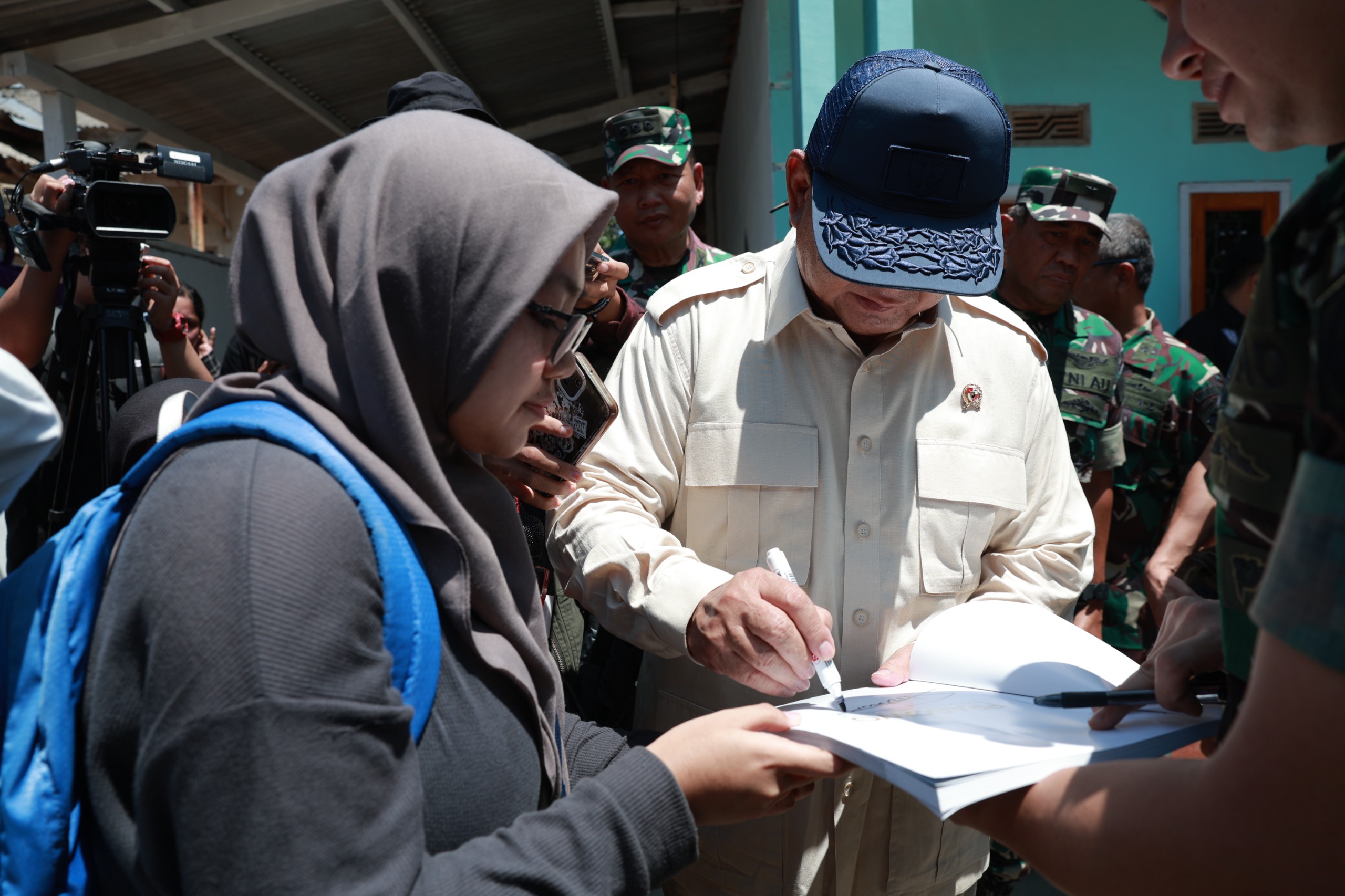 prabowo-dikejar-mahasiswi-semester-5-di-banten-minta-tanda-tangan-di-buku