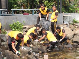 wakapolres-kepulauan-seribu-pimpin-kegiatan-olahraga-pagi-dan-korve-pantai