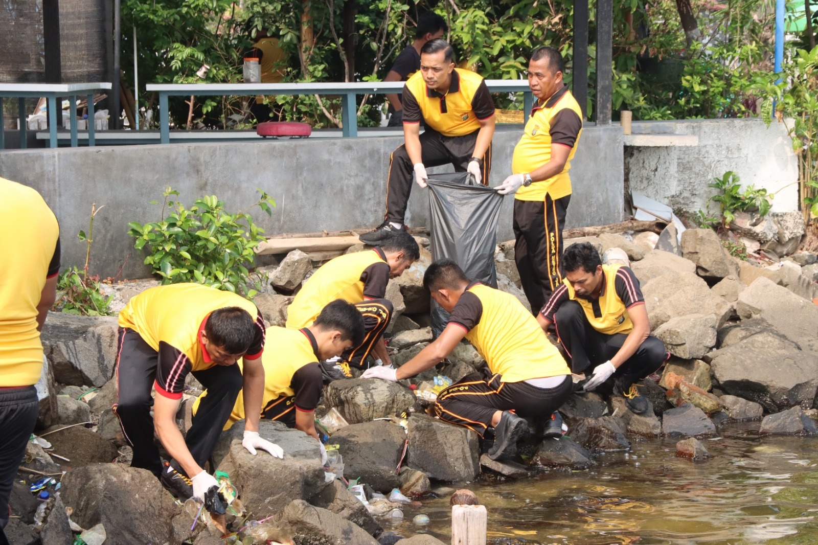 wakapolres-kepulauan-seribu-pimpin-kegiatan-olahraga-pagi-dan-korve-pantai