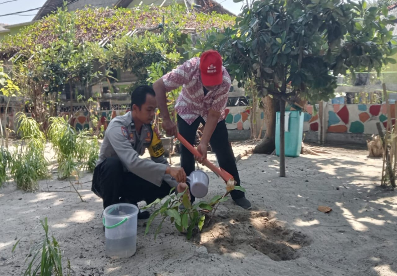 polsek-kepulauan-seribu-utara-dan-warga-tanam-pohon-untuk-bersihkan-udara-pulau-pulau