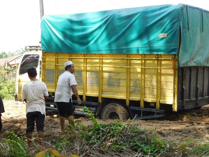 jalan-simpang-palmaris-bintuhan-bejangkar-seperti-kubangan-sapi