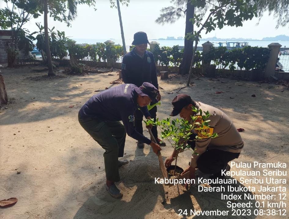 polsek-kepulauan-seribu-utara,-dan-warga-tanam-puluhan-pohon-untuk-mengurangi-polusi-udara