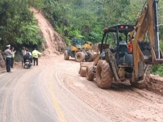 gerak-cepat-tni-polri-bersihkan-material-longsor-yang-menutupi-jalan-lintas-toba-taput