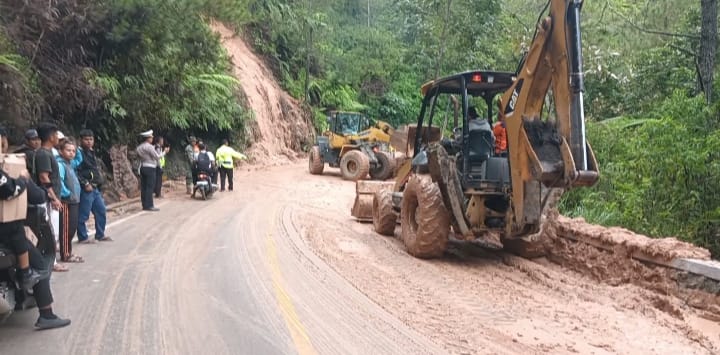 gerak-cepat-tni-polri-bersihkan-material-longsor-yang-menutupi-jalan-lintas-toba-taput