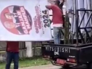 beredar-video-pemasangan-baliho-capres-menggunakan-kendaraan-plat-merah