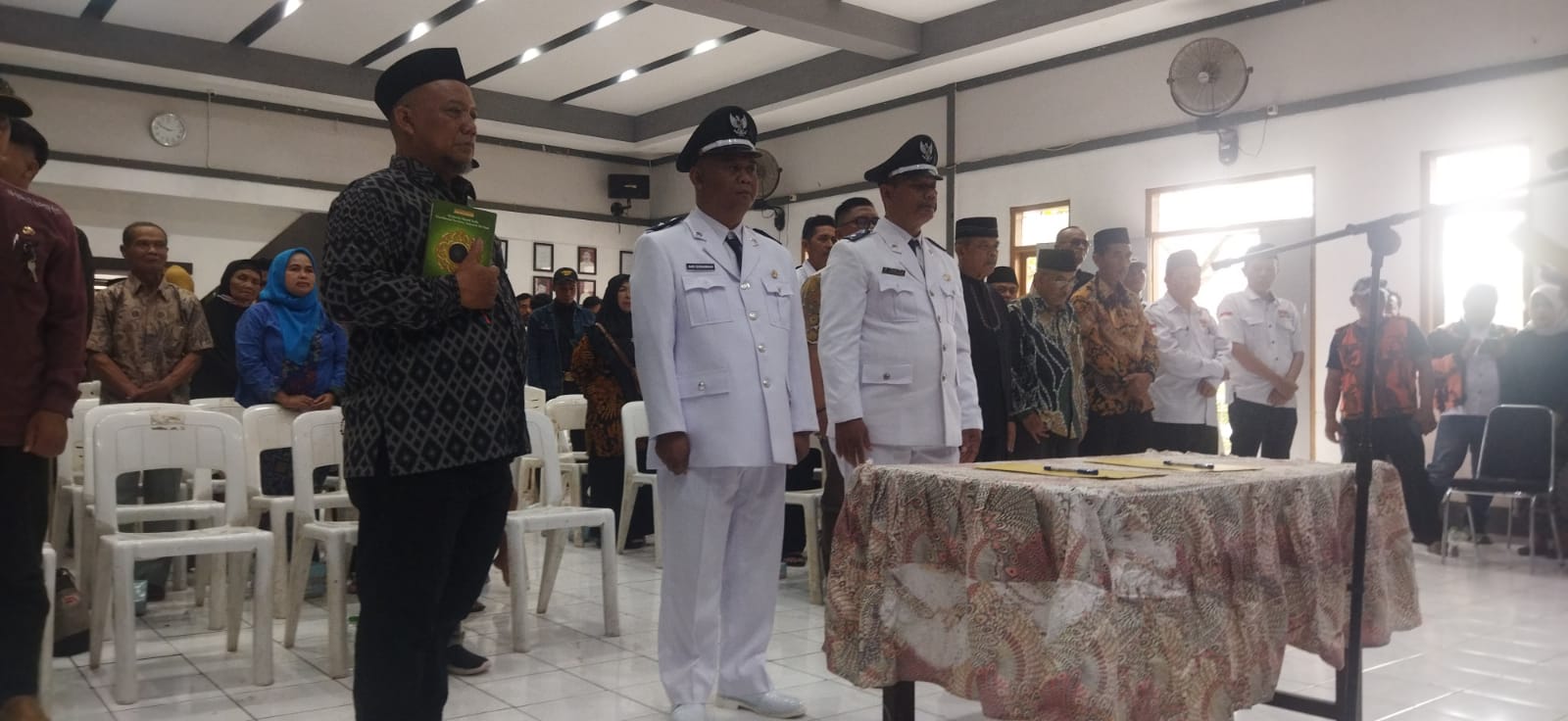 camat-cimanggung-lantik-dan-ambil-sumpah-dua-kepala-desa-baru-terpilih