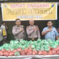 jumat-barokah,-kapolsek-sunggal-bagikan-nasi-bungkus-kepada-warga