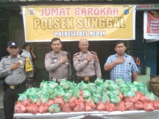 Jumat Barokah, Kapolsek Sunggal Bagikan Nasi Bungkus kepada Warga