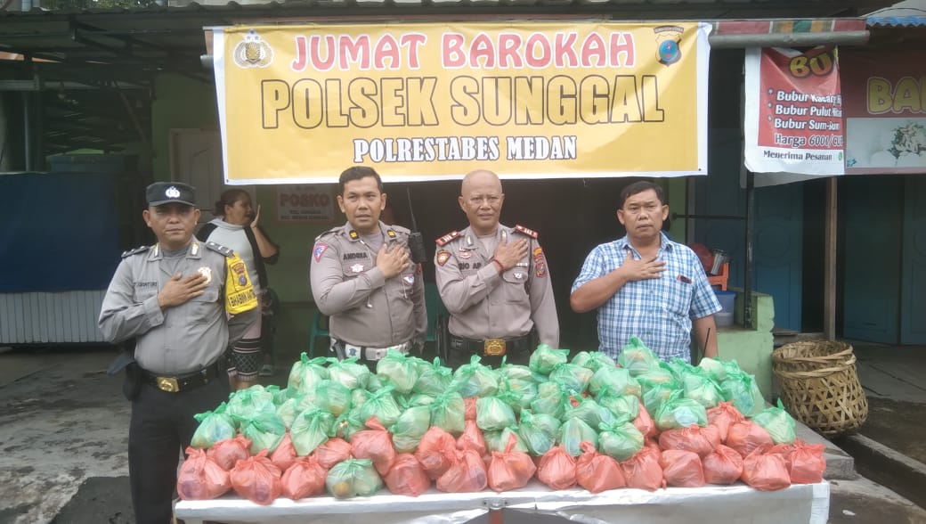 jumat-barokah,-kapolsek-sunggal-bagikan-nasi-bungkus-kepada-warga