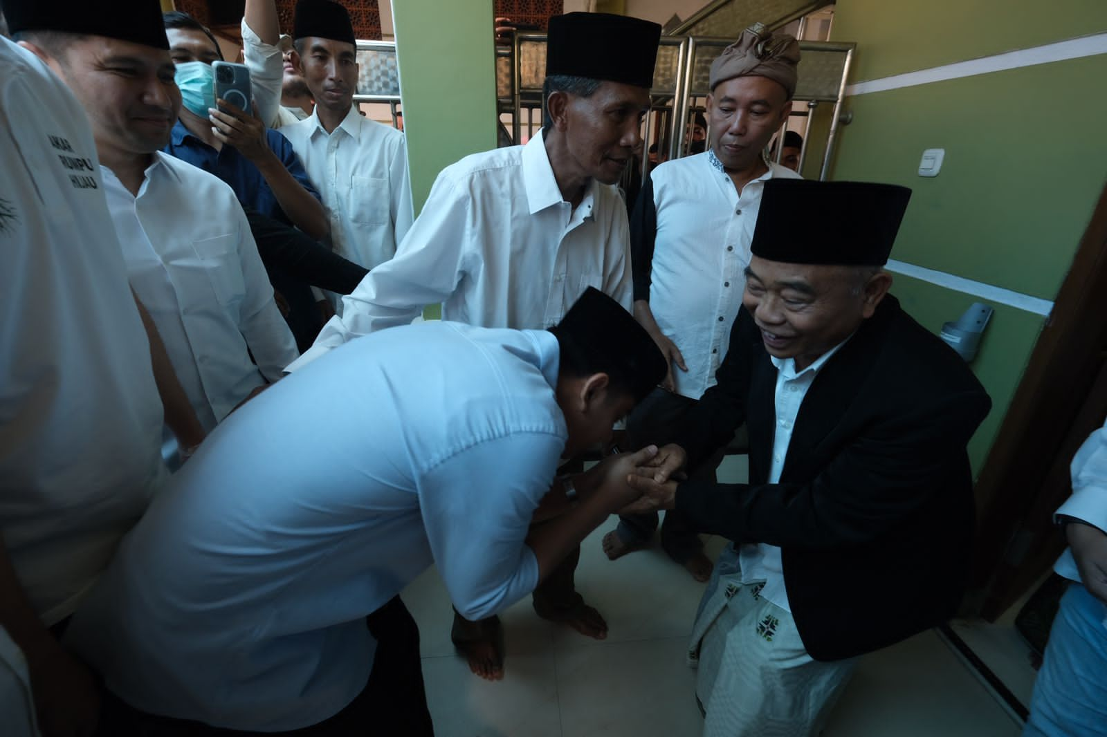 kyai-dari-mojokerto-sebut-prabowo-gibran-pasangan-yang-mampu-hadapi-berbagai-tantangan