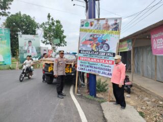 Kompak. Camat Dan Kapolsek Pakong Pasang Baleho Dititik Rawan