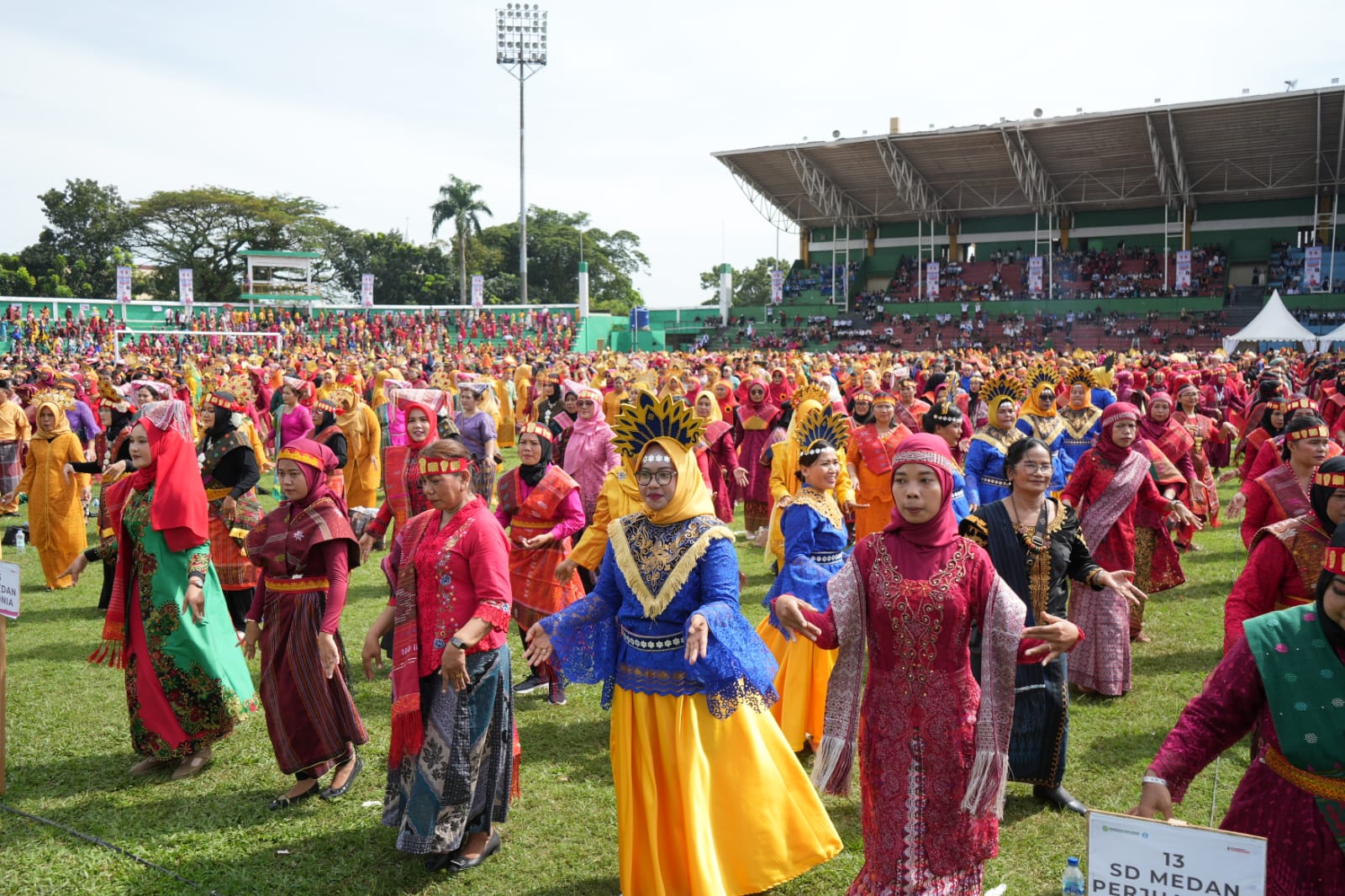 tarian-multi-etnis-oleh-sepuluh-ribu-guru-di-medan-berhasil-pecahkan-rekor-muri-dunia