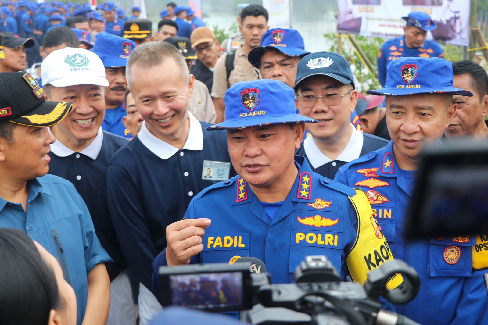 hut-ke-73-polairud-tanam-mangrove-dan-bersih-bersih-pantai-tanjung-pasir,-tangerang