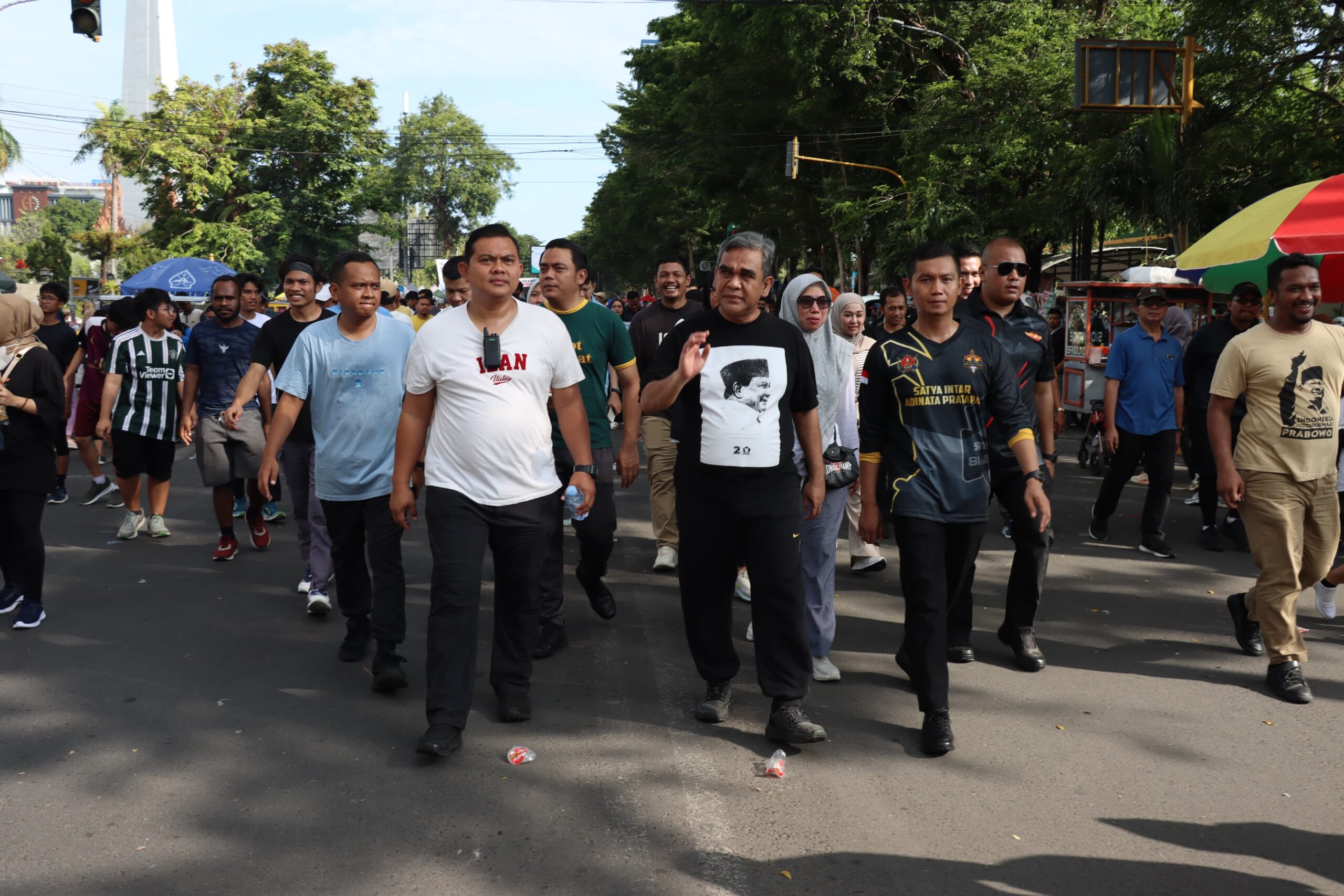 puluhan-ribu-masyarakat-sulsel-hadiri-jalan-sehat-bersama-cawapres-gibran