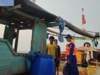 team-patroli-satpolair-polres-kepulauan-seribu-himbau-keselamatan-nelayan-di-perairan-pulau-lancang