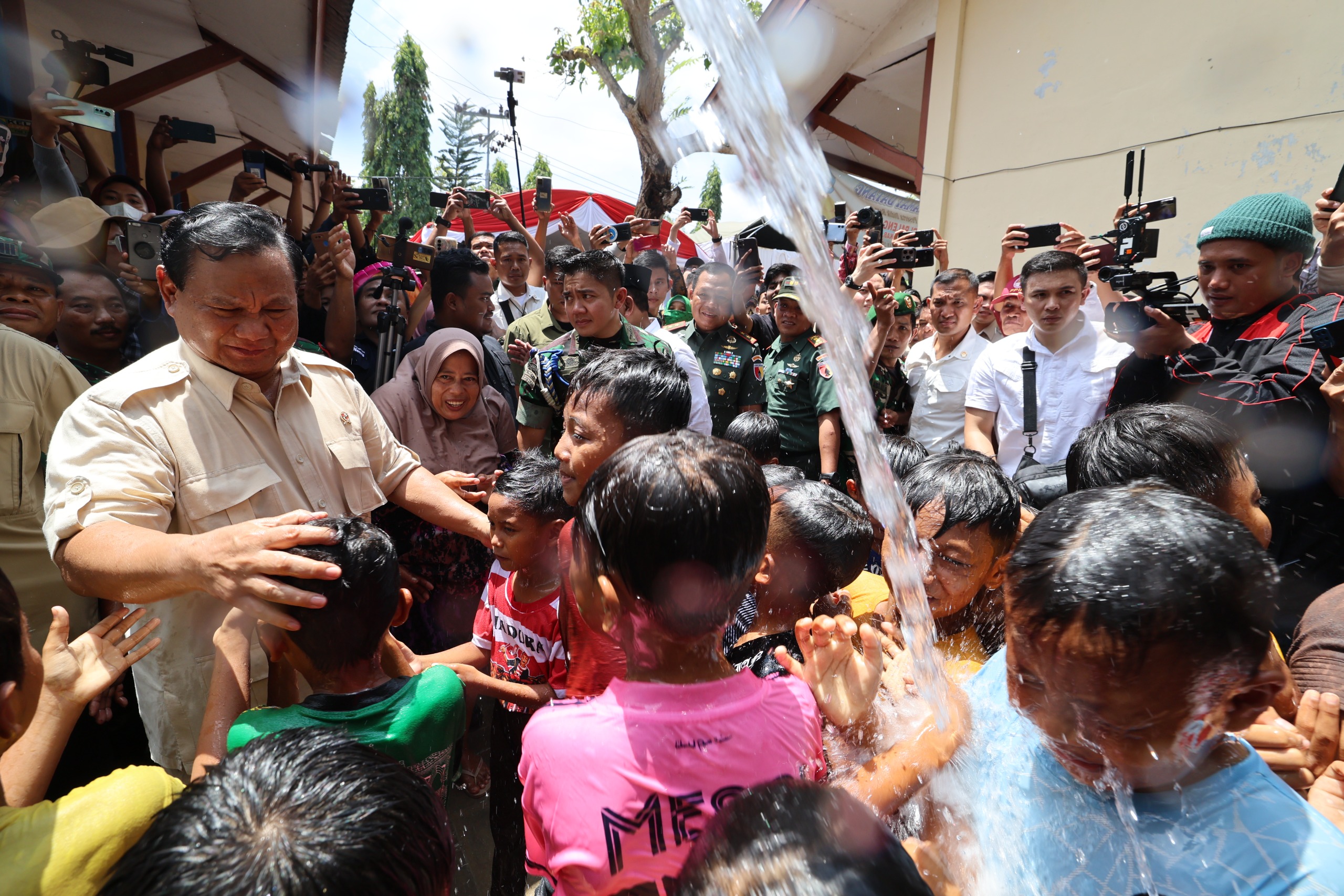 prabowo-resmikan-12-titik-sumber-air,-10-ribu-warga-pamekasan-tidak-lagi-kesulitan-air