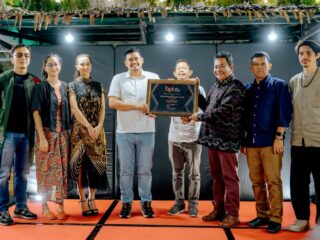 bobby-nasution-terima-penghargaan-pelopor-kebangkitan-film-medan-menuju-kota-film-di-indonesia