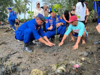 gerakan-peduli-kebersihan-dan-tanam-ratusan-mangrove-di-babana-pantai-bone-bone-awali-hut-polairud-ke-73-di-sulbar