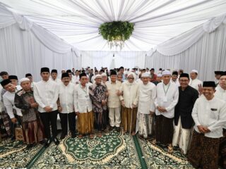 prabowo-diterima-68-kiai-di-ponpes-langitan-tuban,-tampung-masukan