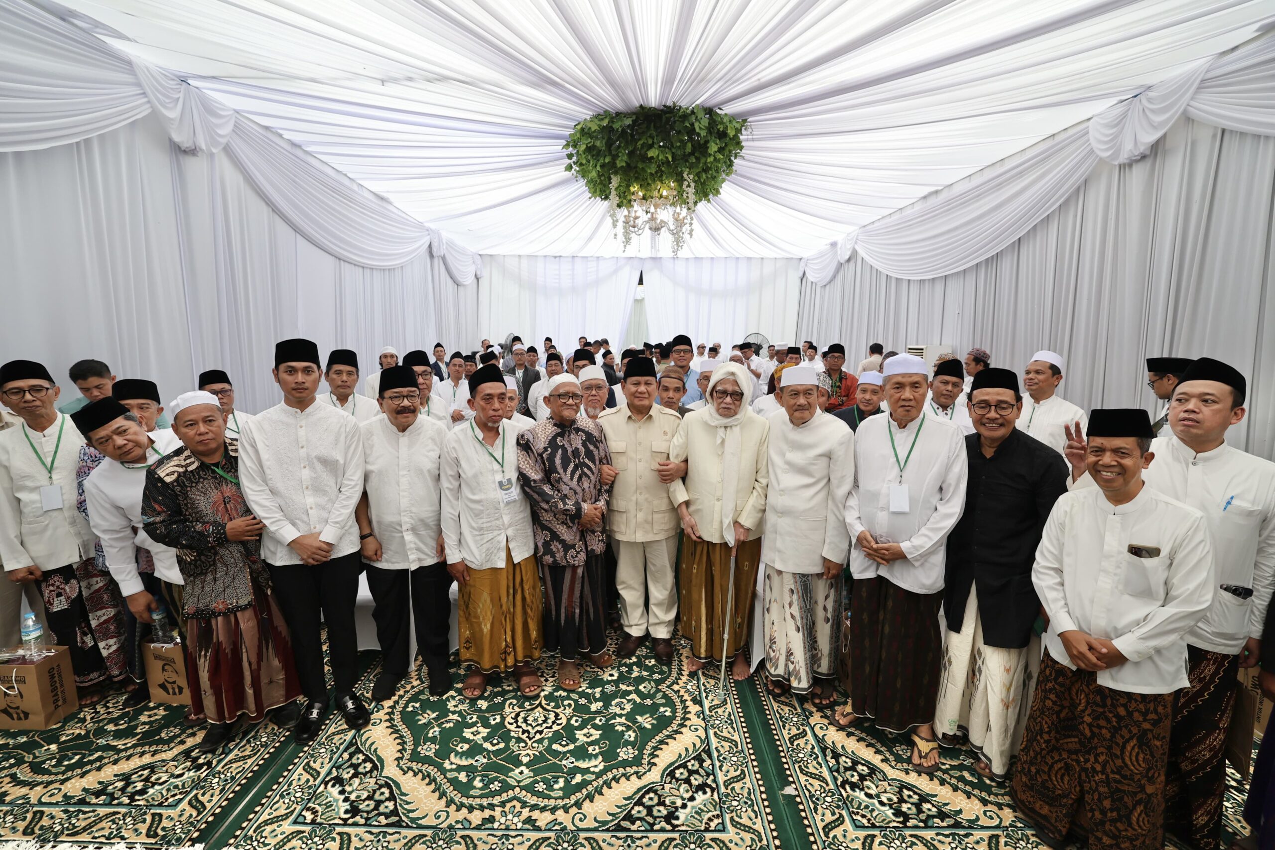 prabowo-diterima-68-kiai-di-ponpes-langitan-tuban,-tampung-masukan