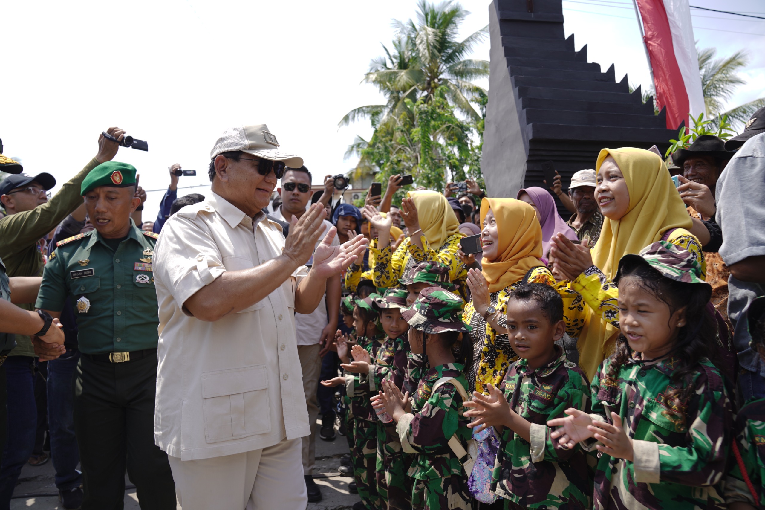 momen-prabowo-disambut-para-‘tni-cilik’-di-tuban