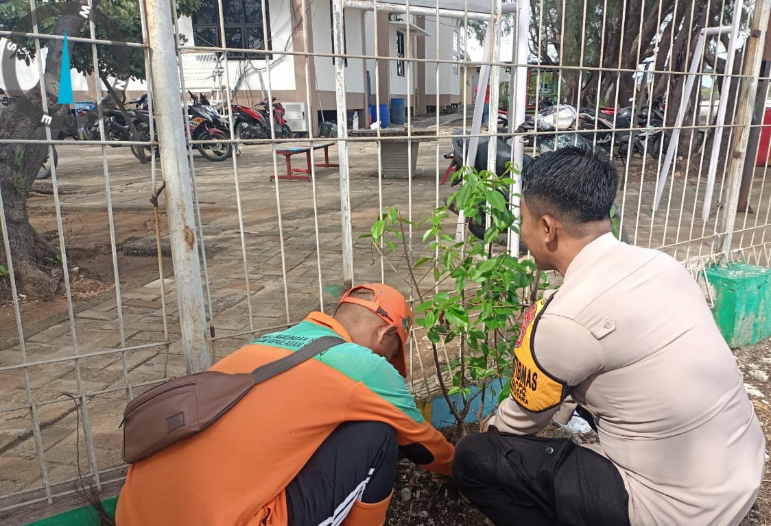 polsek-kepulauan-seribu-utara-dan-warga-bergerak-bersama,-tanam-pohon-untuk-reduksi-polusi-udara