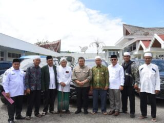 bupati-tapsel-serahkan-bantuan-5-unit-kenderaan-mobil-dinas-kepada-ormas-islam