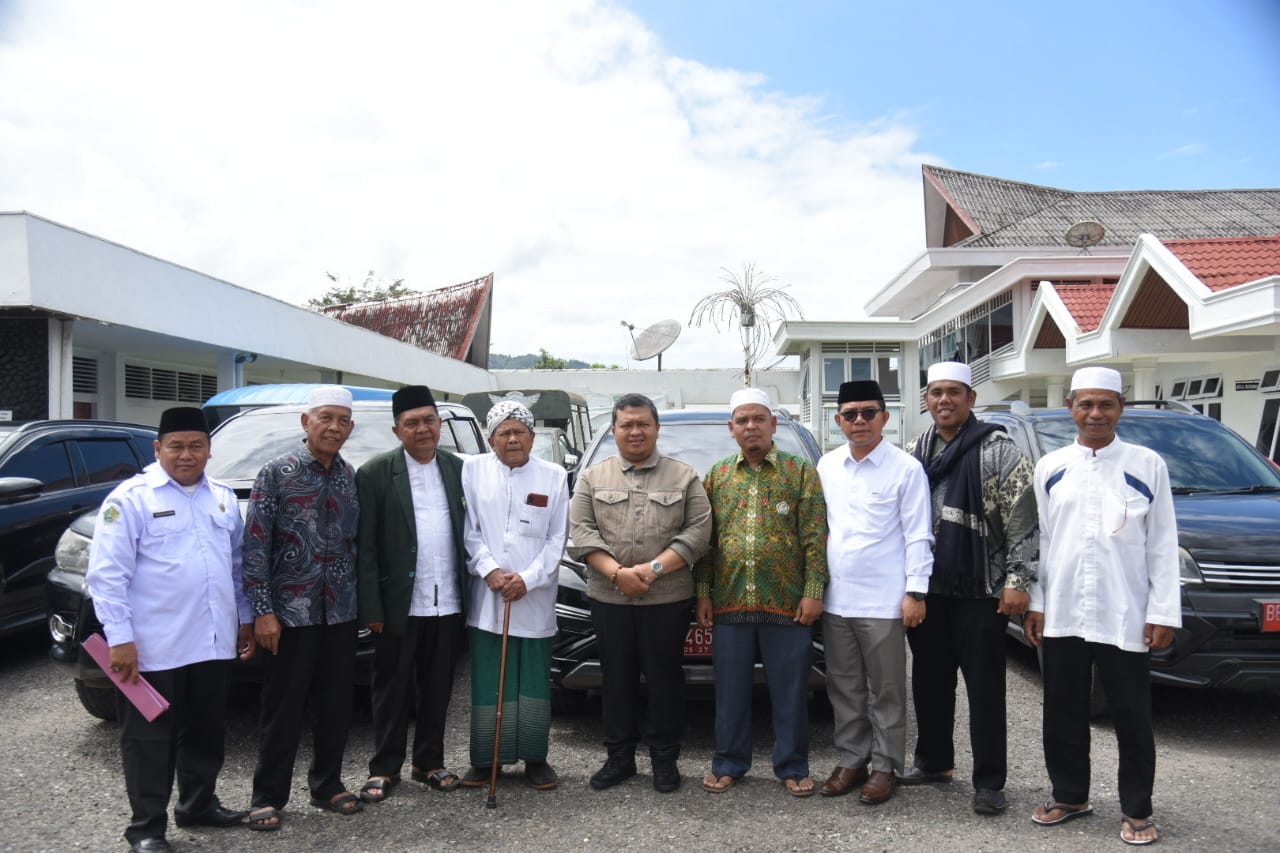 bupati-tapsel-serahkan-bantuan-5-unit-kenderaan-mobil-dinas-kepada-ormas-islam