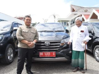 bupati-tapsel-serahkan-bantuan-5-unit-kenderaan-mobil-dinas-kepada-ormas-islam